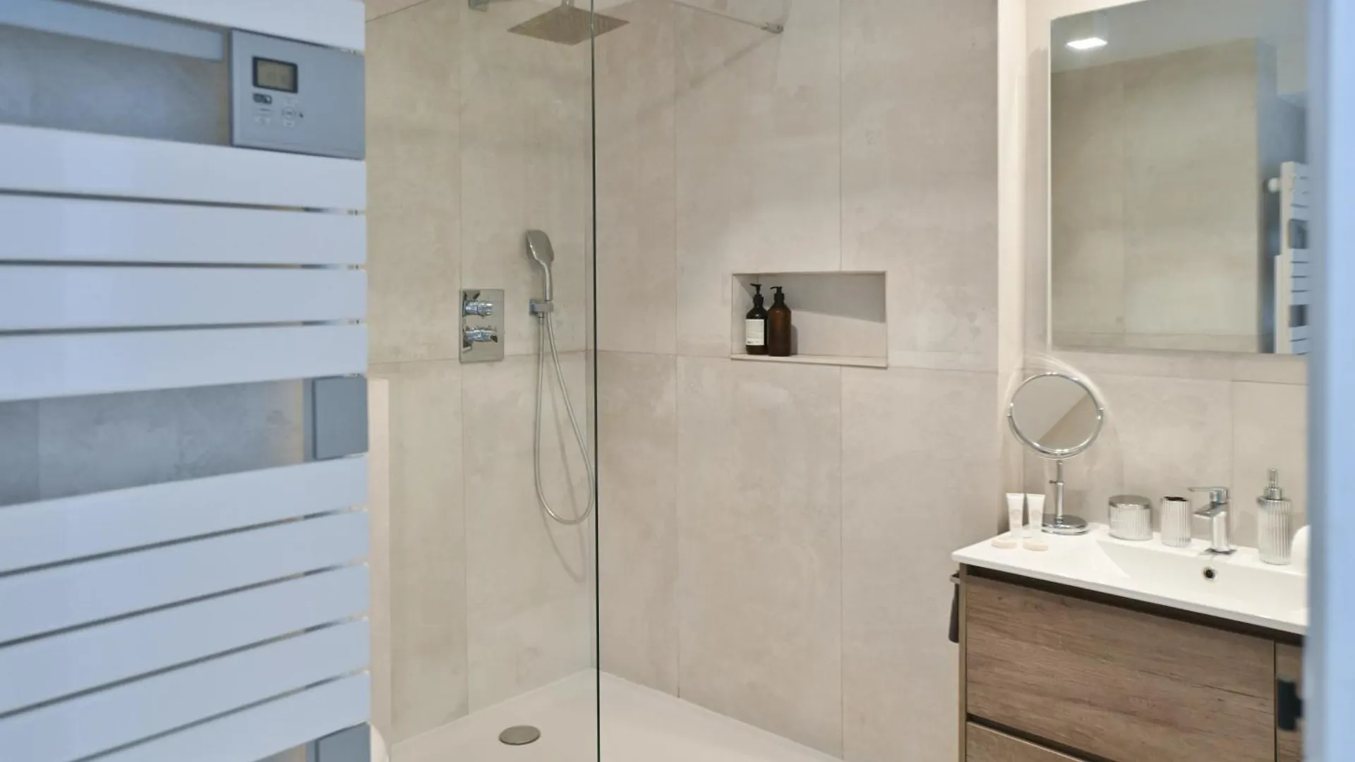 Stunning One-Bedroom, Marais - Place Des Vosges Paris Apartment
