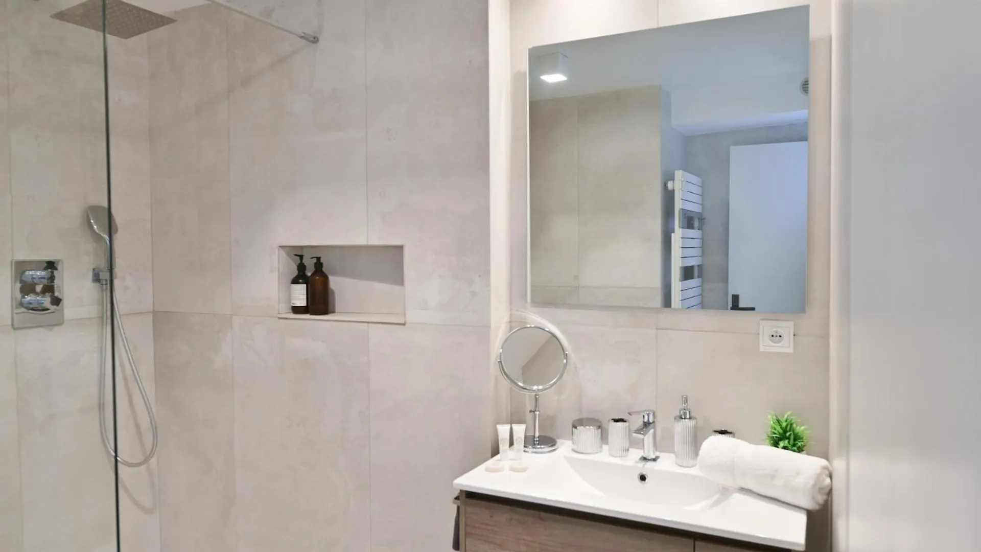 Stunning One-Bedroom, Marais - Place Des Vosges Parijs 0*,  Frankrijk